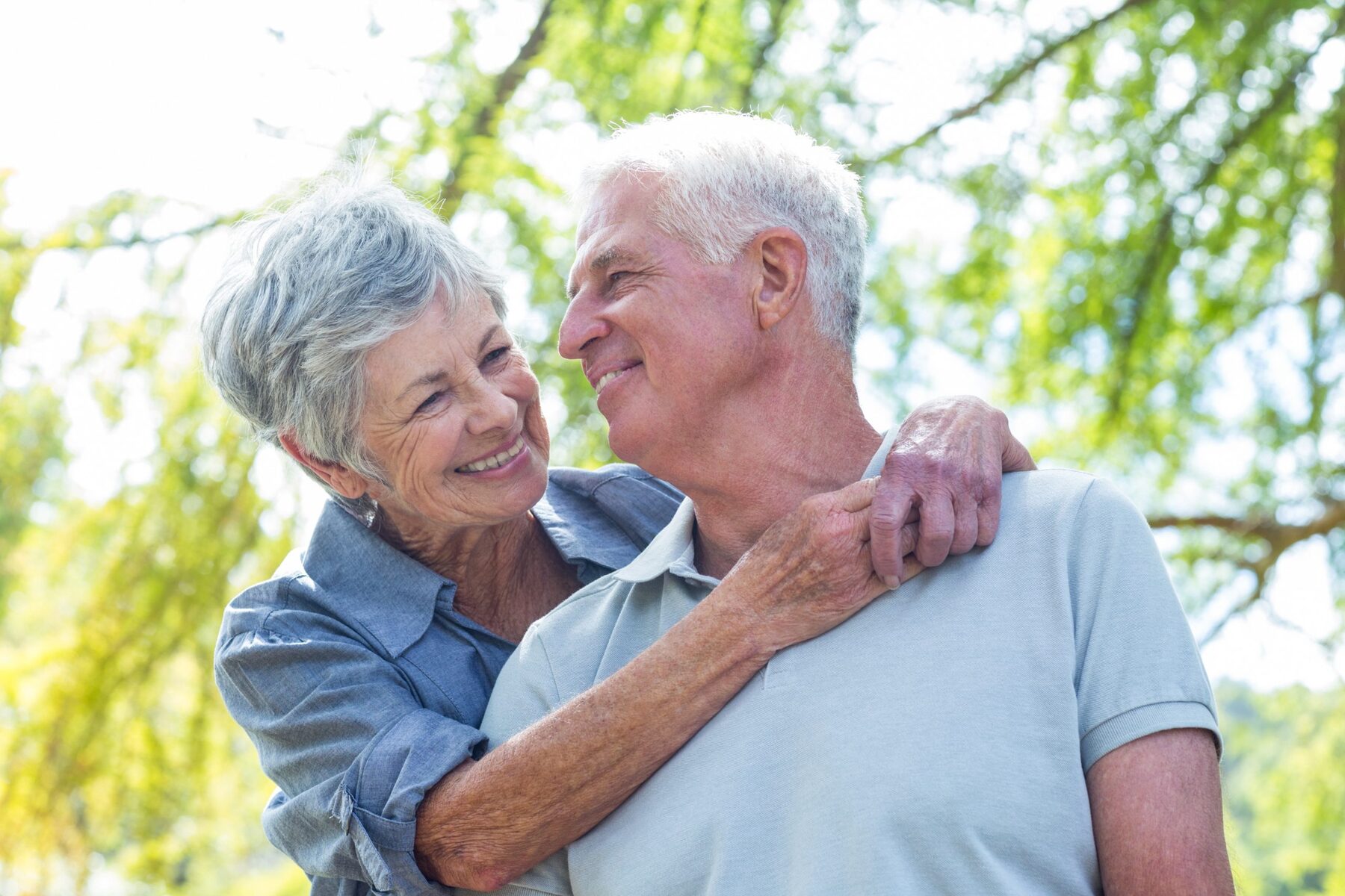 Choosing Between Acrylic and Metal Dentures: What's Best for You?